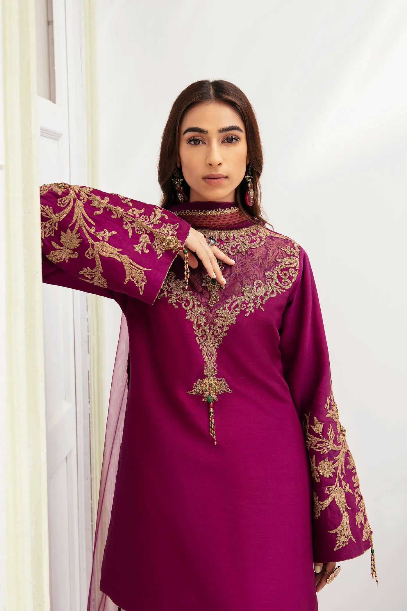 Model wearing VIVA LA VIDA's MAUVE PASSION, an equisite mold by Musferah Saad UK, Pakistani Clothes UK.