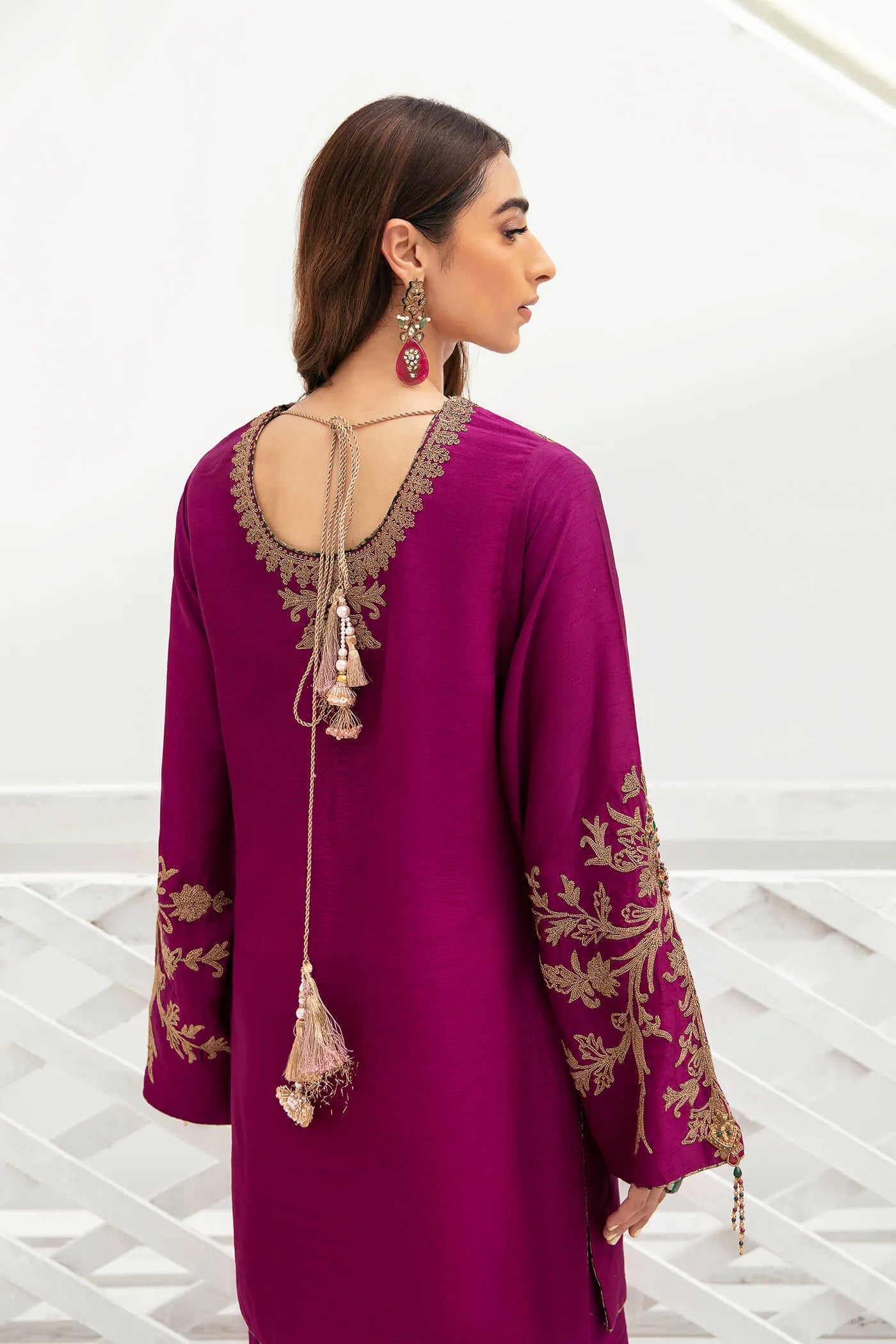 Model wearing VIVA LA VIDA's MAUVE PASSION, an equisite mold by Musferah Saad UK, Pakistani Clothes UK.