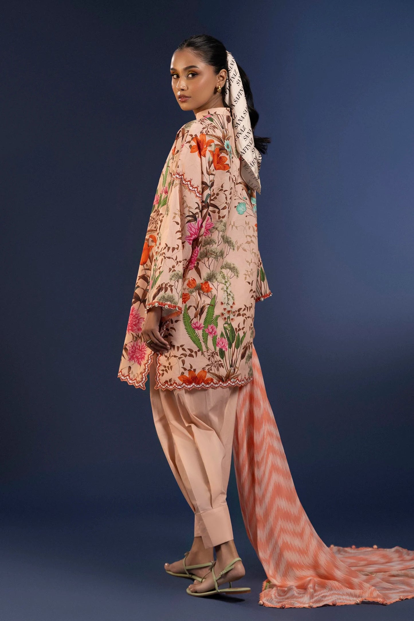 Model wearing peach floral printed dress with matching chevron dupatta from Sana Safinaz H251-003B-3AI, Pakistani clothes online in UK.
