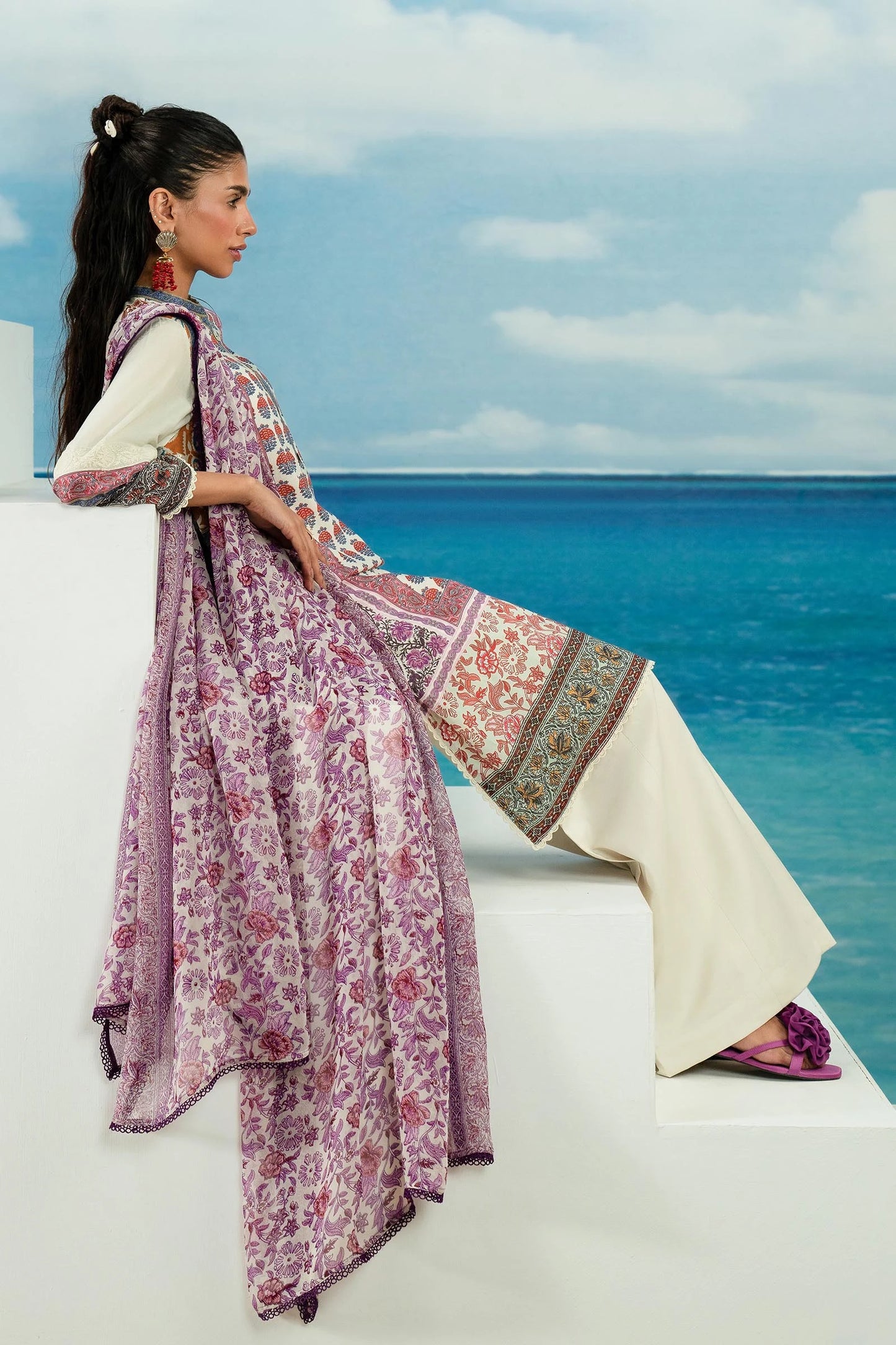 Model in Sana Safinaz H242 - 016A - 3CI lavender patterned Pakistani lawn suit with cream pants.