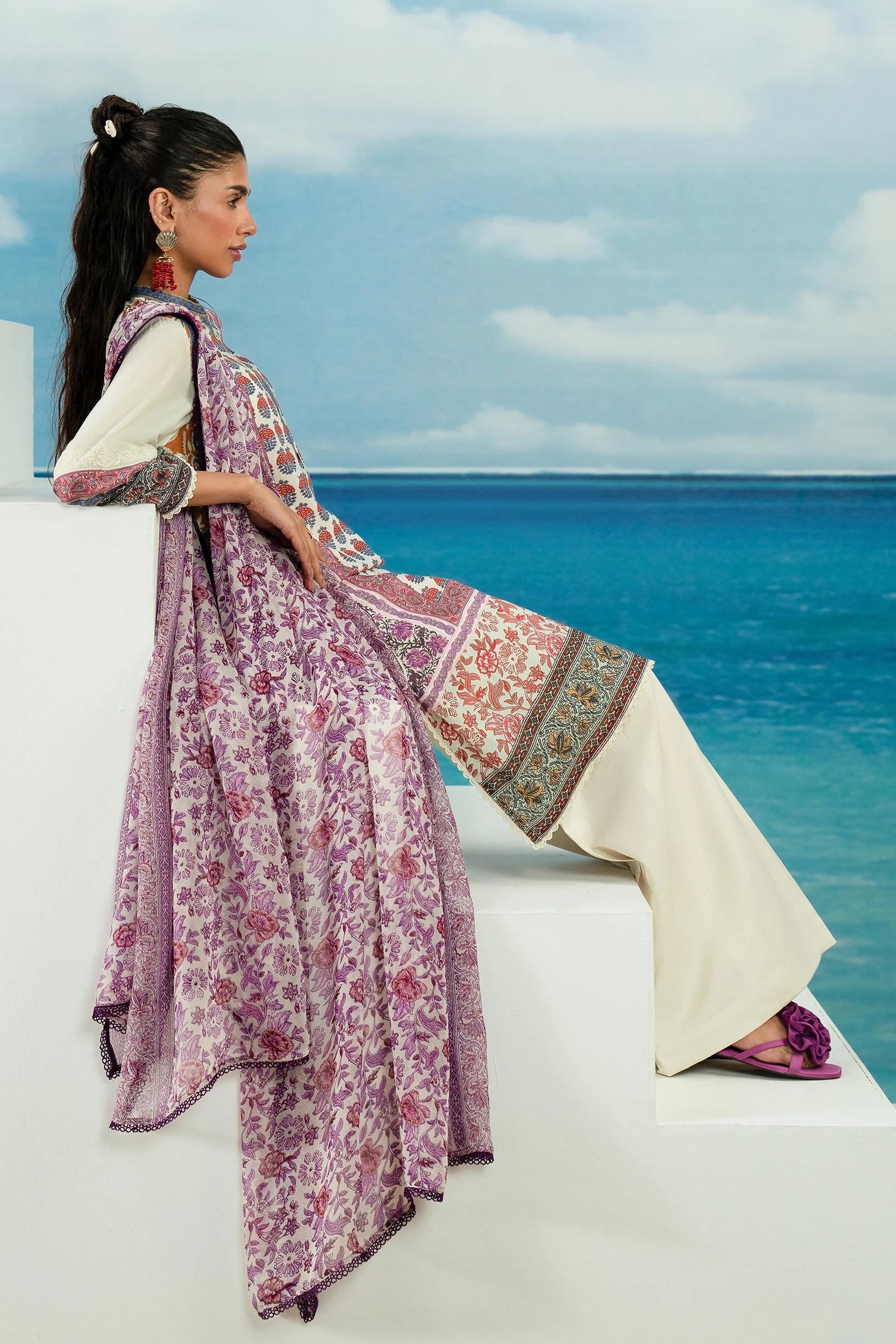 Model in Sana Safinaz H242 - 016A - 3CI lavender patterned Pakistani lawn suit with cream pants.