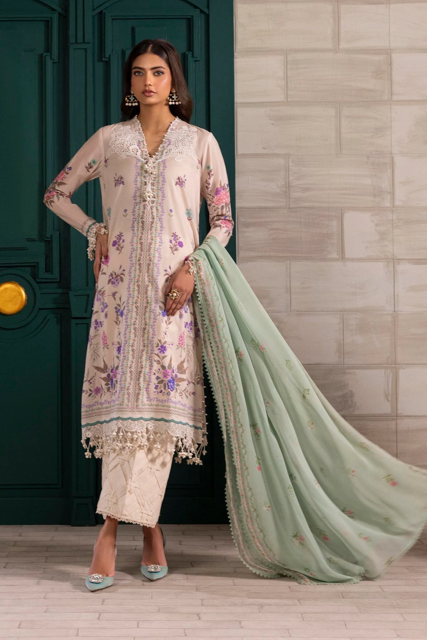 Model wearing ivory Sana Safinaz M251-028A-3CI outfit with lavender floral prints and mint green dupatta, Pakistani Luxury pret, Pakistani clothes online in UK.