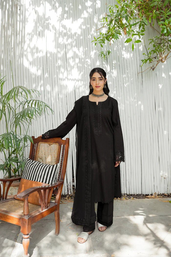 Model wearing FARHAT SRIK24 - 062 dress from Saira Rizwan's Ik Serra Pret 2024 collection. Shop Pakistani clothes online in UK.