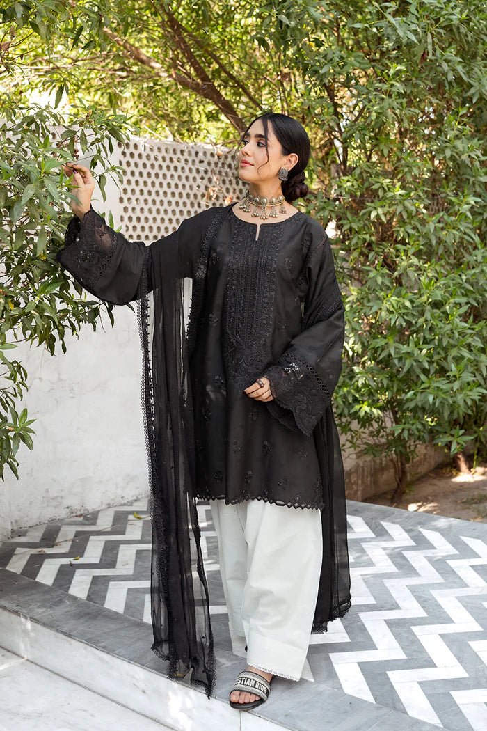 Model wearing KASHF SRIK24 - 05 dress from Saira Rizwan's Ik Serra Pret 2024 collection. Shop Pakistani clothes online in UK.