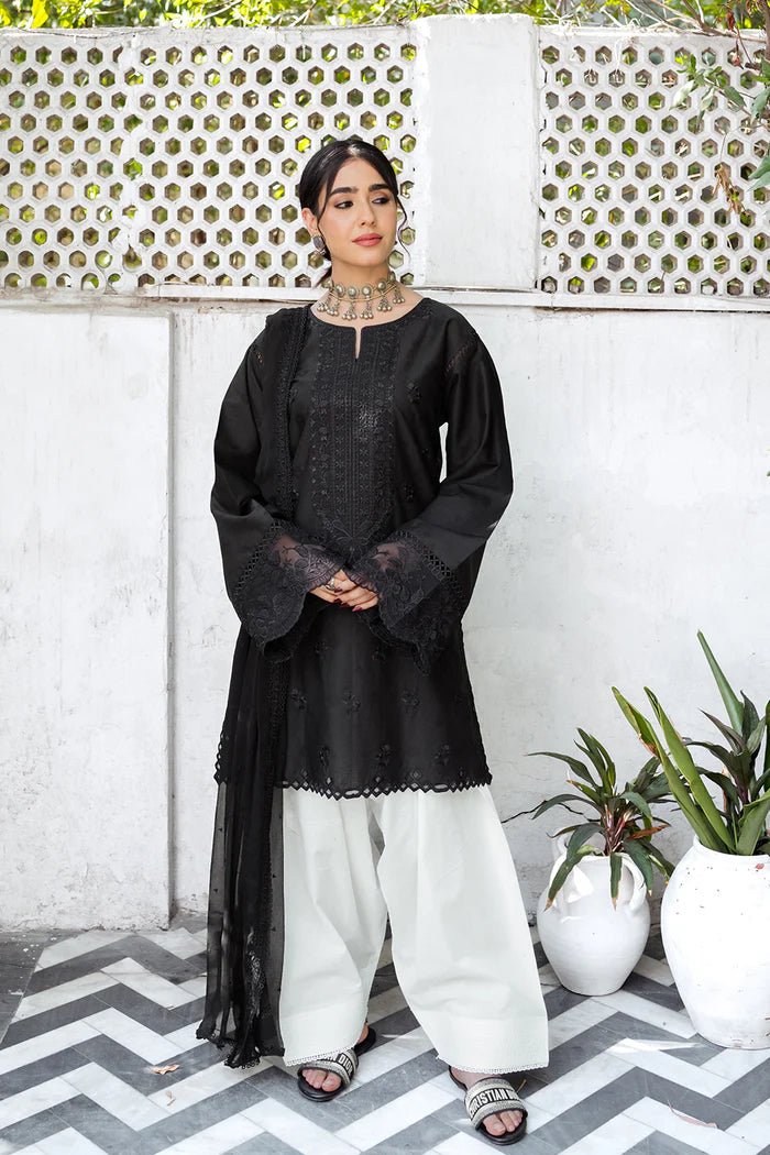 Model wearing KASHF SRIK24 - 05 dress from Saira Rizwan's Ik Serra Pret 2024 collection. Shop Pakistani clothes online in UK.