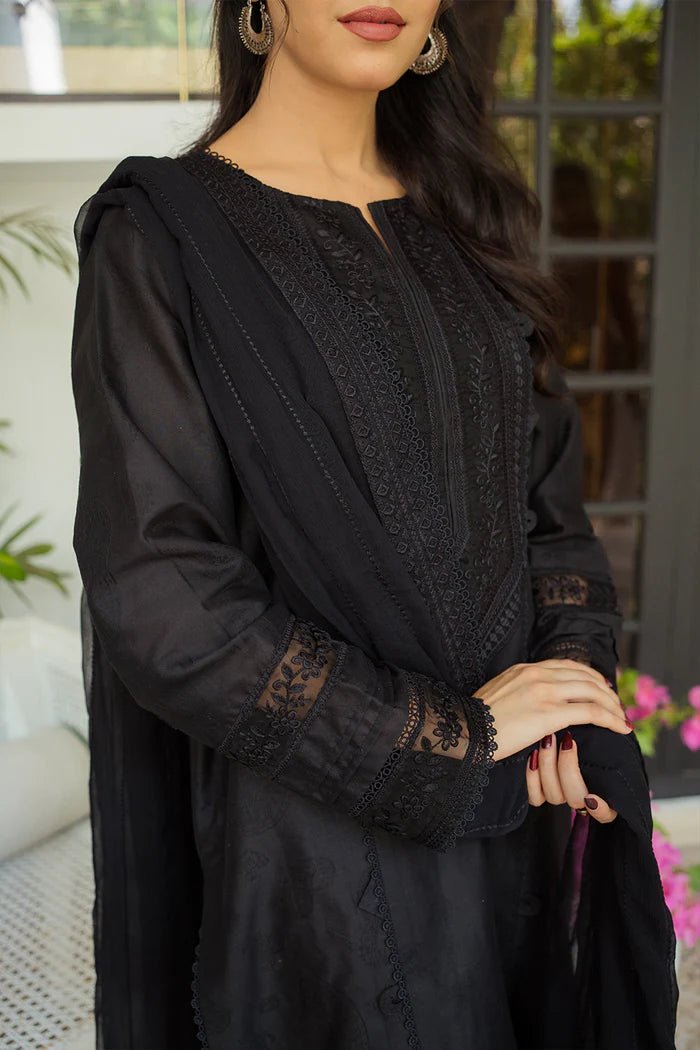 Model wearing MAHA SRIK24 - 04 dress from Saira Rizwan's Ik Serra Pret 2024 collection. Shop Pakistani clothes online in UK.