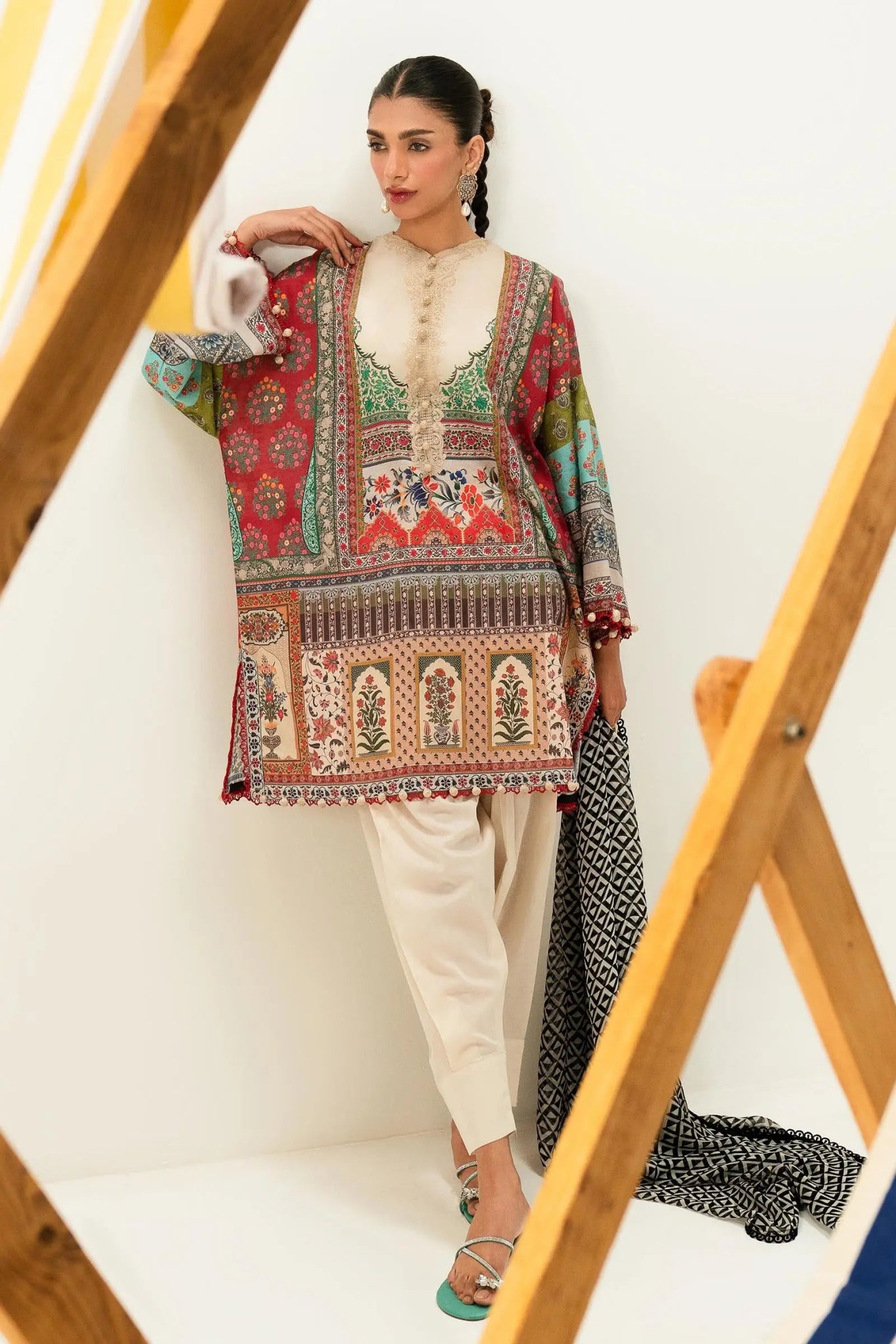 Model wearing Sana Safinaz H242 - 013A - 2I multicolor Pakistani lawn dress with cream trousers.